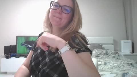 emma_misty_ online show from April 2026 07:45:02 PM