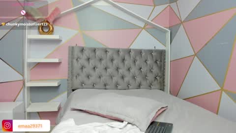 Snapshot of emma_petite4u chatting on February 2025 01:14:02 PM Emma online show from February 2025 01:14:02 PM