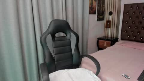 Snapshot of emma_petite4u chatting on February 2025 09:35:02 PM Emma online show from February 2025 09:35:02 PM