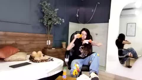 Emma online show from September 2025 12:07:02 PM