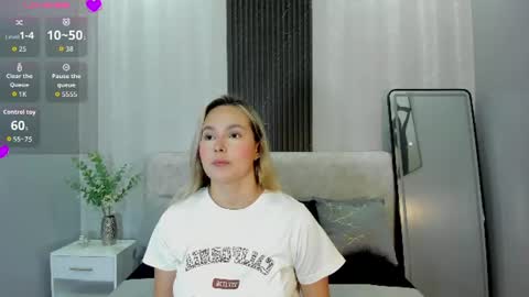 Snapshot of emmaa_white_ chatting on June 2026 11:04:02 AM EMMA online show from June 2026 11:04:02 AM