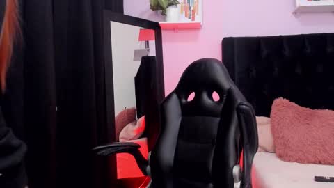 Emma  online show from December 2025 04:40:01 AM