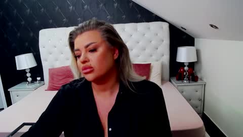 Snapshot of emmamavis chatting on December 2024 06:59:02 AM Emma Mavis online show from December 2024 06:59:02 AM