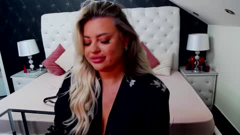 Snapshot of emmamavis chatting on December 2024 06:01:02 AM Emma Mavis online show from December 2024 06:01:02 AM