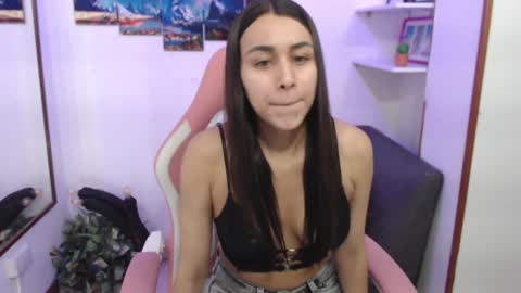 Snapshot of emmamyers_ chatting on February 2025 10:21:01 PM Emma online show from February 2025 10:21:01 PM