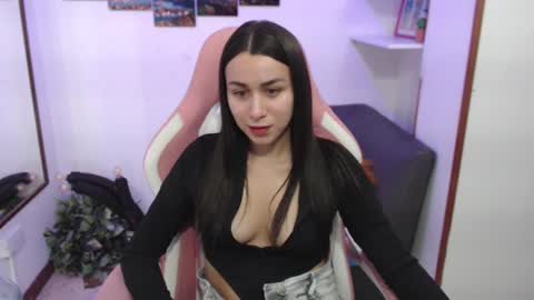 Snapshot of emmamyers_ chatting on February 2025 10:28:02 PM Emma online show from February 2025 10:28:02 PM