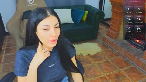 Mia online show from October 2025 06:43:01 PM