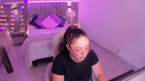 Emmy Walker online show from November 2025 11:00:02 AM