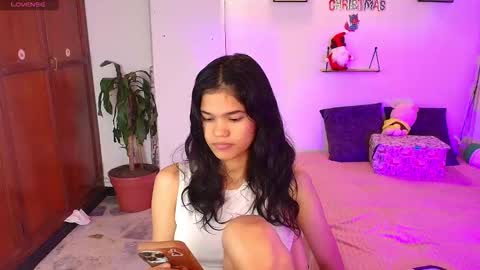 emycarver09 online show from December 2025 11:48:01 AM