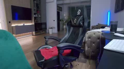 Erik online show from November 2025 07:45:02 PM