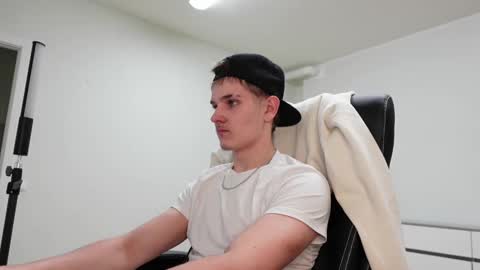 Snapshot of eric_poston chatting on October 2025 05:25:01 PM online show from October 2025 05:25:01 PM