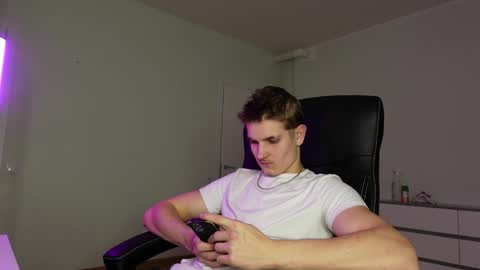 Snapshot of eric_poston chatting on November 2025 08:21:02 PM online show from November 2025 08:21:02 PM