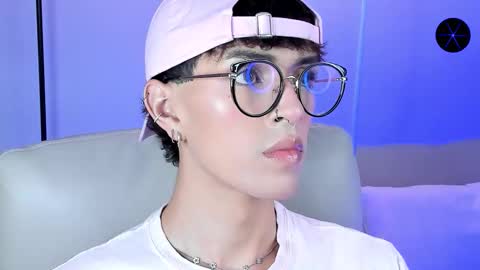 Snapshot of erisleon chatting on November 2025 09:14:02 PM online show from November 2025 09:14:02 PM