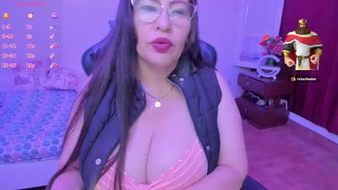 Snapshot of esmeralda_milf1 chatting on September 2025 07:14:02 PM esme online show from September 2025 07:14:02 PM