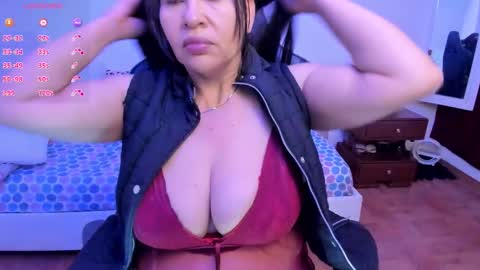 Snapshot of esmeralda_milf1 chatting on October 2025 11:44:01 AM esme online show from October 2025 11:44:01 AM