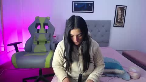 Snapshot of esmeraldaa_sc chatting on October 2025 05:51:02 AM Perla online show from October 2025 05:51:02 AM