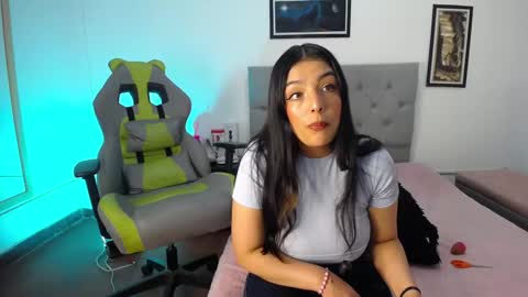 Snapshot of esmeraldaa_sc chatting on October 2025 04:56:01 AM Perla online show from October 2025 04:56:01 AM