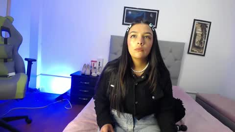 Snapshot of esmeraldaa_sc chatting on October 2025 04:27:01 AM Perla online show from October 2025 04:27:01 AM