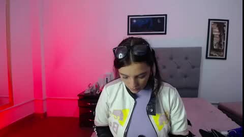 Snapshot of esmeraldaa_sc chatting on November 2025 06:22:01 AM Perla online show from November 2025 06:22:01 AM