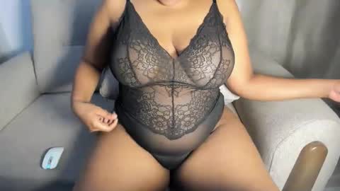 Esme online show from October 2025 11:36:01 PM