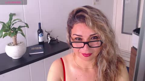 Snapshot of esperanza86_ chatting on December 2024 01:44:02 PM Juliana online show from December 2024 01:44:02 PM