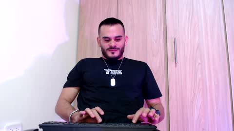 Snapshot of esteban_fer chatting on January 2025 04:20:01 AM Esteban Fernandez online show from January 2025 04:20:01 AM