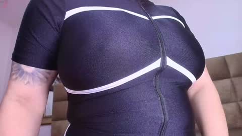 Snapshot of estrella_hanks_ chatting on February 2025 12:16:01 PM Estrella online show from February 2025 12:16:01 PM