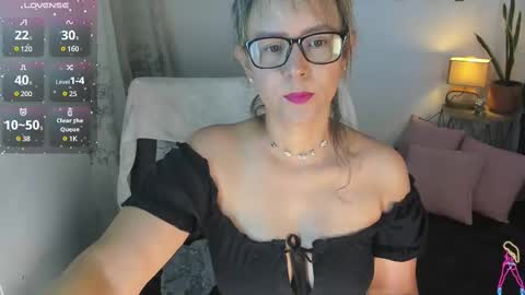 Snapshot of estrellah__ chatting on February 2025 09:10:01 AM - E S T R E L L A M I L F - online show from February 2025 09:10:01 AM