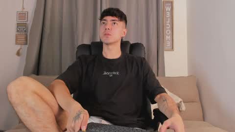 etham_wolf1 online show from April 2026 05:47:02 PM