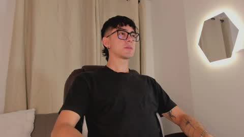 etham_wolf1 online show from April 2026 05:35:02 PM