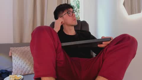 etham_wolf1 online show from April 2026 04:52:02 PM