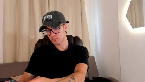 etham_wolf1 online show from April 2026 07:17:02 PM