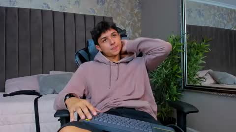 ethanlowell online show from September 2025 05:07:01 AM