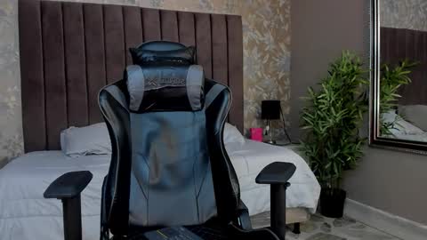 ethanlowell online show from November 2025 04:55:01 AM