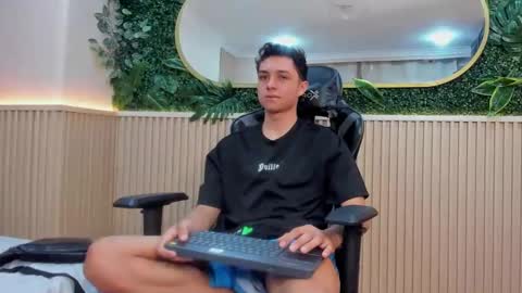 ethanlowell online show from December 2025 04:10:02 AM