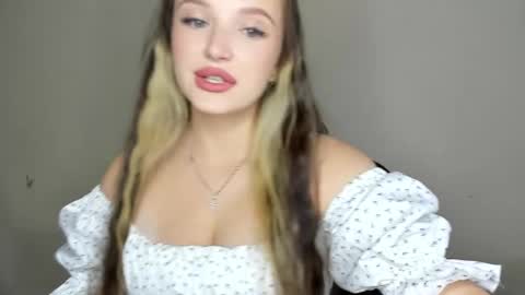 Snapshot of evaamillerr chatting on November 2025 09:43:01 AM Eva online show from November 2025 09:43:01 AM