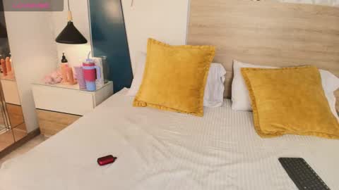 Evadne online show from September 2025 06:35:02 PM