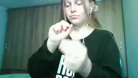 evasapples2026 online show from April 2026 08:50:01 PM