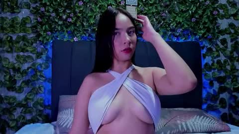 E V E L I N online show from September 2025 08:10:01 PM