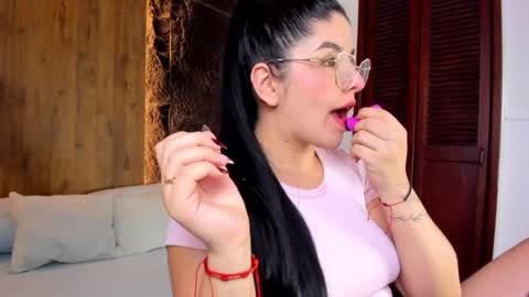 E V E L I N online show from September 2025 02:22:01 AM