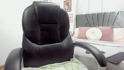 Evelyn online show from March 2025 06:11:01 PM