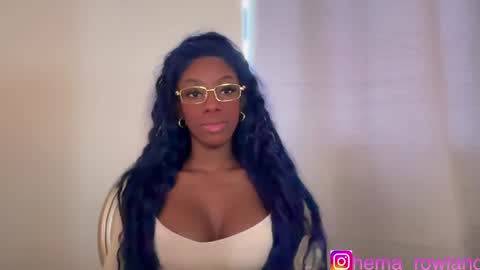 Snapshot of evelyn_jhonson3 chatting on December 2024 01:42:02 PM E V E L Y N online show from December 2024 01:42:02 PM