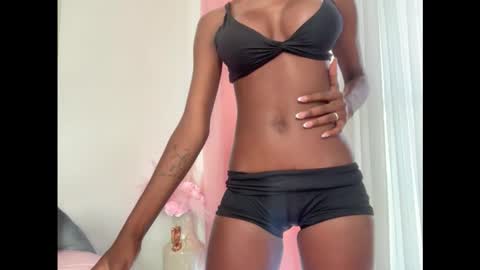 Snapshot of evelyn_jhonson3 chatting on September 2025 02:05:02 PM E V E L Y N online show from September 2025 02:05:02 PM