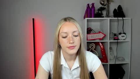 evelynblond online show from May 2026 12:33:02 PM