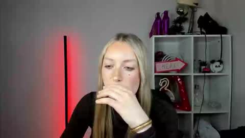 evelynblond online show from June 2026 02:33:01 PM