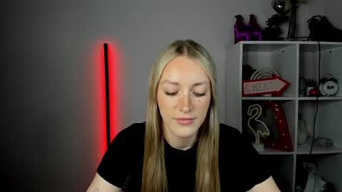 Snapshot of evelynblond chatting on June 2026 12:40:01 PM evelynblond online show from June 2026 12:40:01 PM
