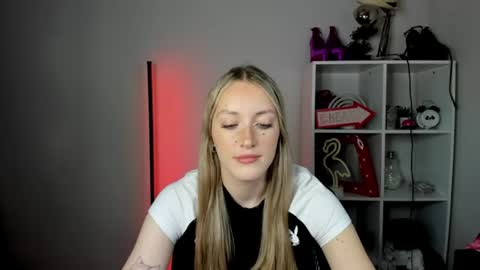 Snapshot of evelynblond chatting on June 2026 12:31:02 PM evelynblond online show from June 2026 12:31:02 PM
