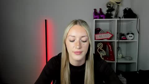 Snapshot of evelynblond chatting on June 2026 12:53:02 PM evelynblond online show from June 2026 12:53:02 PM