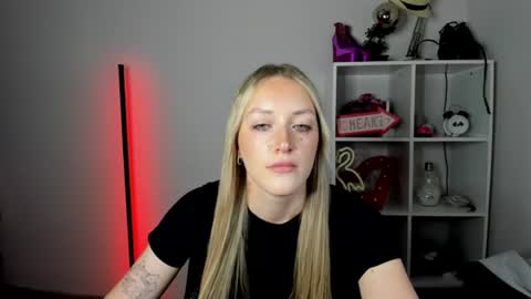 Snapshot of evelynblond chatting on June 2026 12:38:02 PM evelynblond online show from June 2026 12:38:02 PM