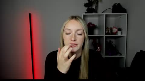 Snapshot of evelynblond chatting on July 2026 12:46:02 PM evelynblond online show from July 2026 12:46:02 PM
